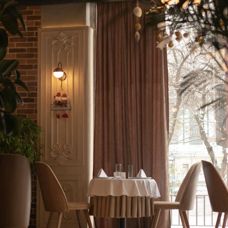 Casual restaurant with booth seating